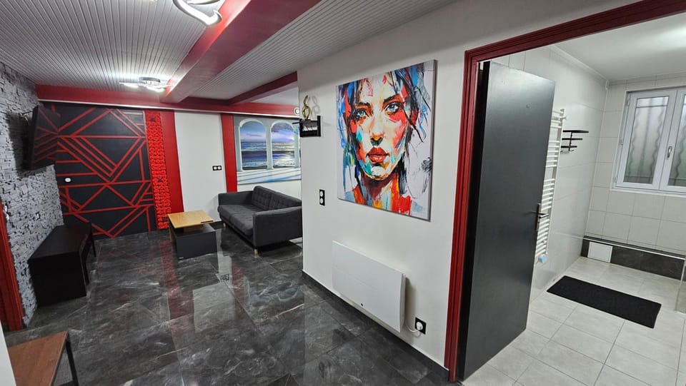 La Suite Rouge Proche Paris & Stade De France Apartment in Drancy