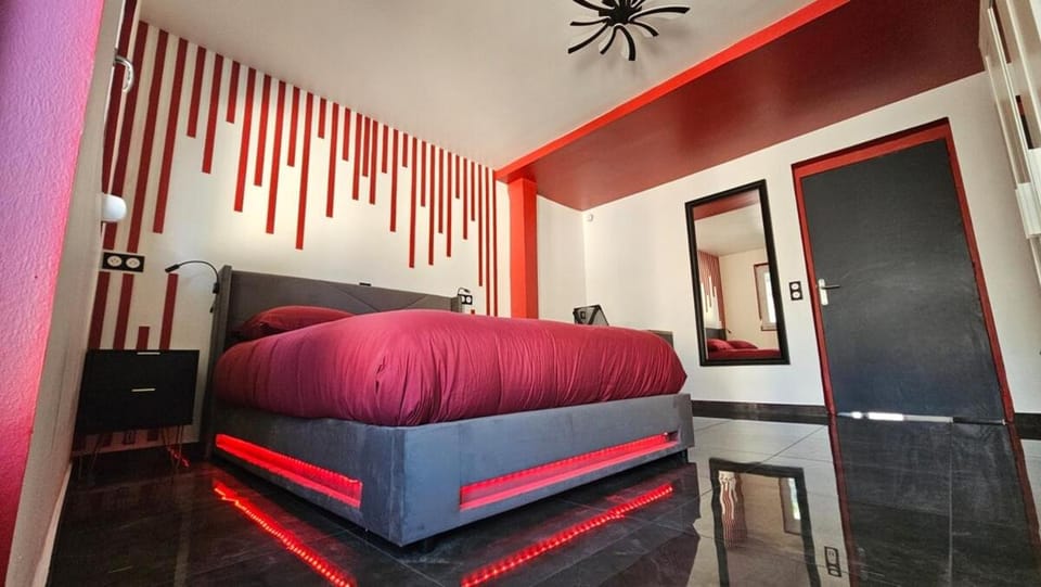 La Suite Rouge Proche Paris & Stade De France Apartment in Drancy