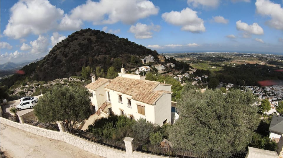 Property building, Day, Neighbourhood, Natural landscape, Mountain view