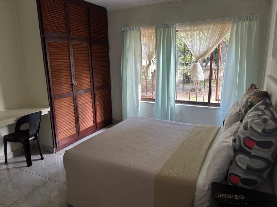 Bed, Living room, Photo of the whole room, Seating area, Bedroom