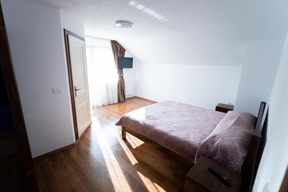 Hillside Chalet Bed and Breakfast in Brașov County