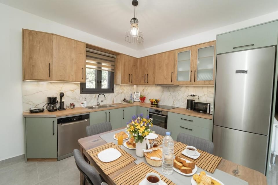 Coffee/tea facilities, Kitchen or kitchenette, dishwasher, oven, stove