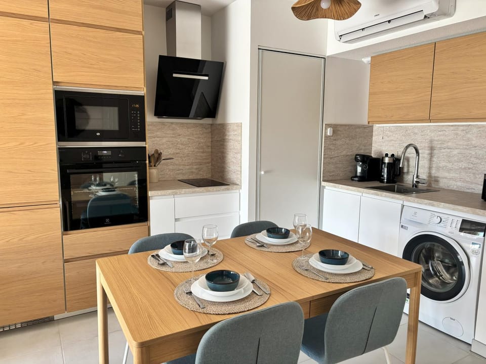 Coffee/tea facilities, Kitchen or kitchenette, Dining area, dishwasher, oven, stove, toaster, washing machine