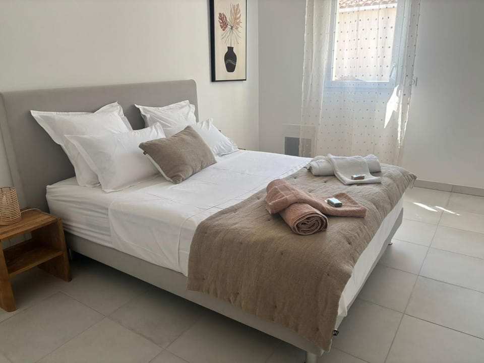 Bed, Bedroom, towels