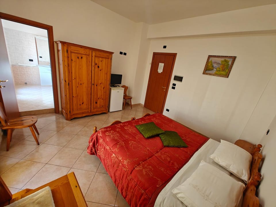Bed, TV and multimedia, Photo of the whole room, Bedroom, internet, wardrobe, air conditioner