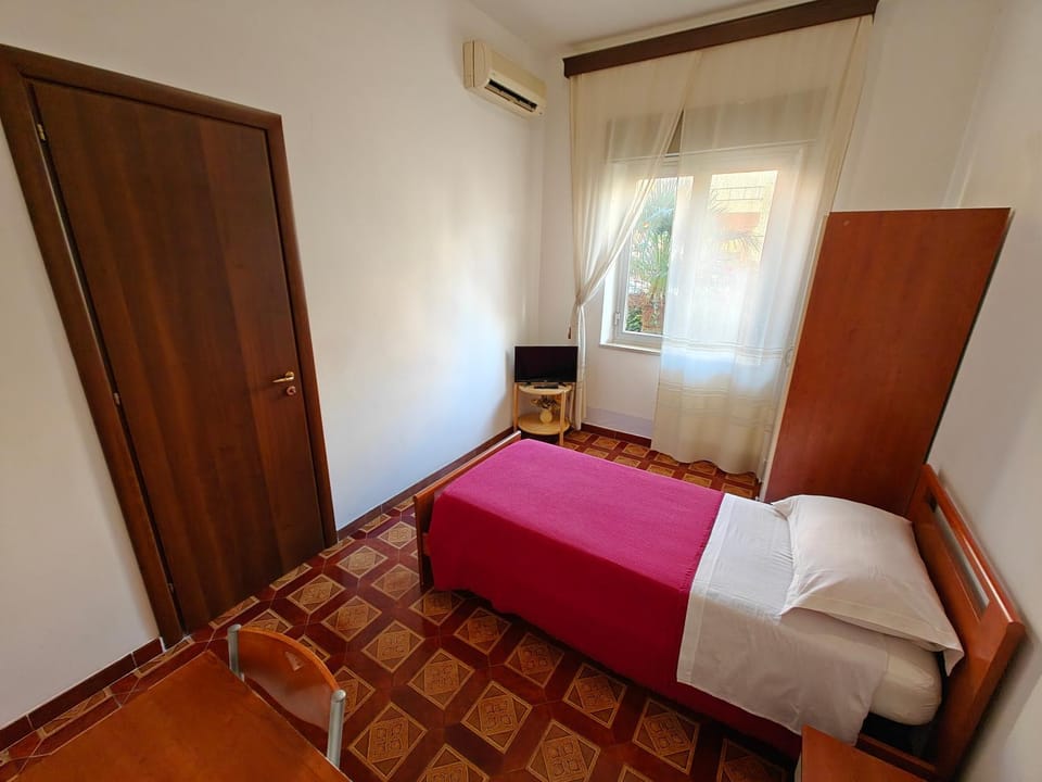 Bed, TV and multimedia, Photo of the whole room, Bedroom, internet, wardrobe, air conditioner
