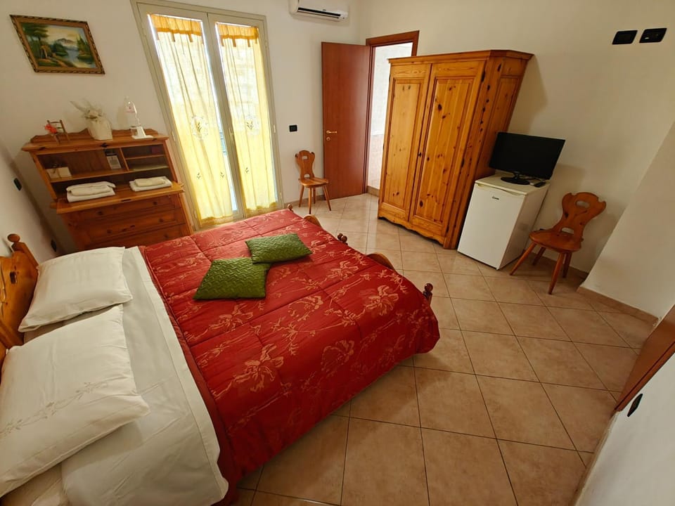 Bed, TV and multimedia, Photo of the whole room, Bedroom, internet, wardrobe, air conditioner