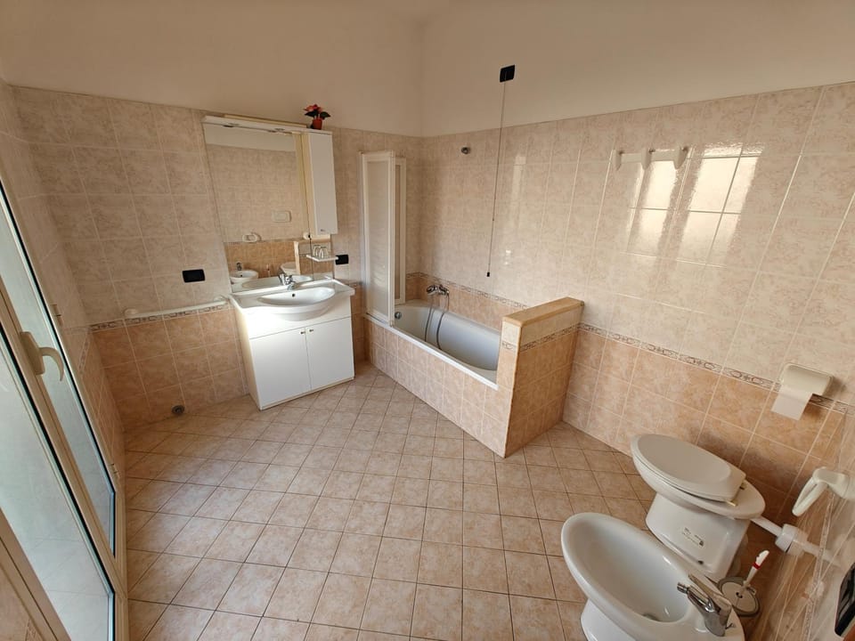 Shower, Toilet, Bathroom, Bath, bidet, towels