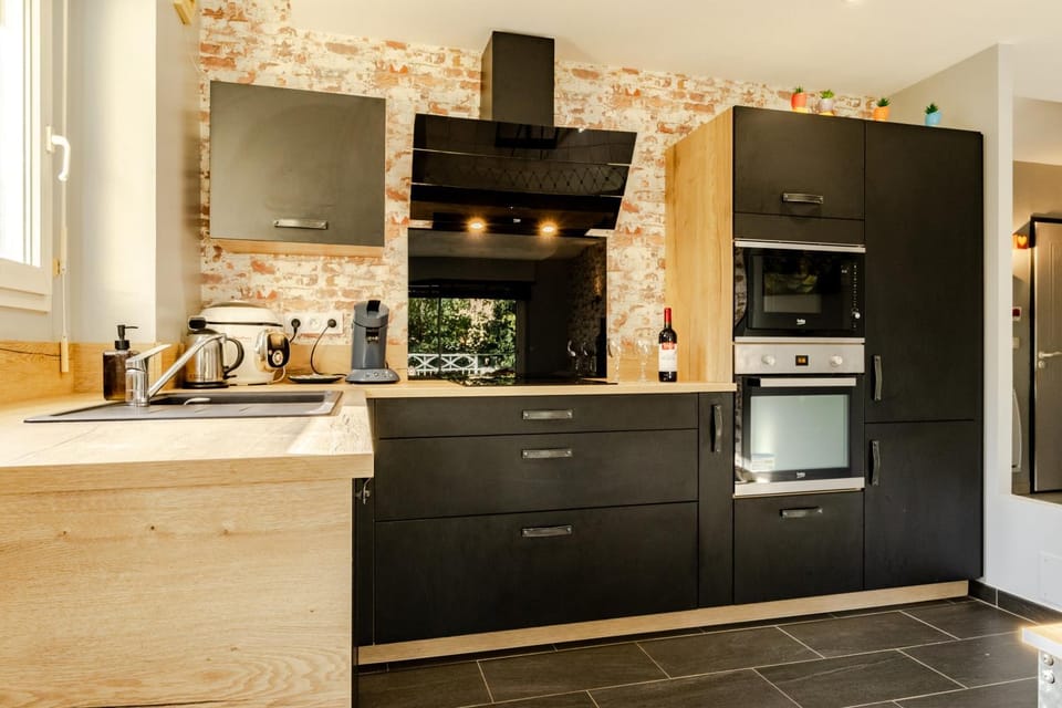 Coffee/tea facilities, microwave, oven, kitchen