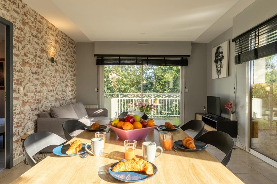 TV and multimedia, Living room, Dining area