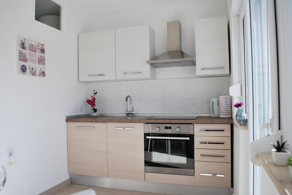 Coffee/tea facilities, Kitchen or kitchenette, Dining area