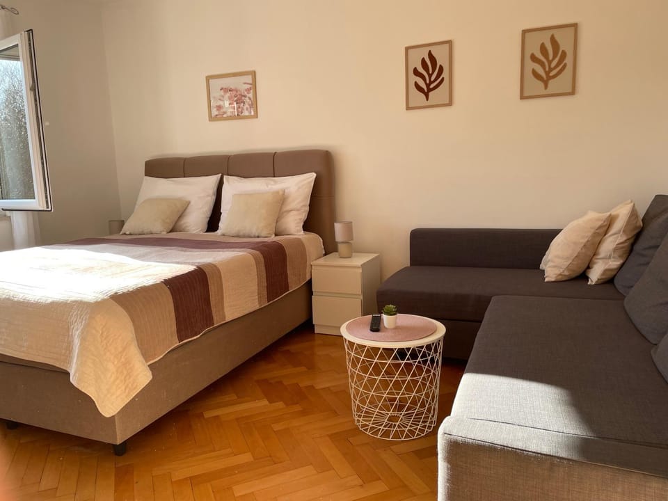Bed, Living room, Bedroom