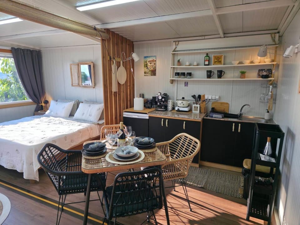 Bed, Coffee/tea facilities, Kitchen or kitchenette, Living room, Photo of the whole room, Seating area, Dining area, Bedroom
