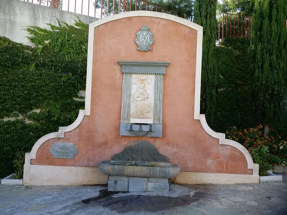 Nearby landmark, Day, On site