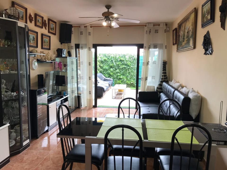 Seating area, Dining area