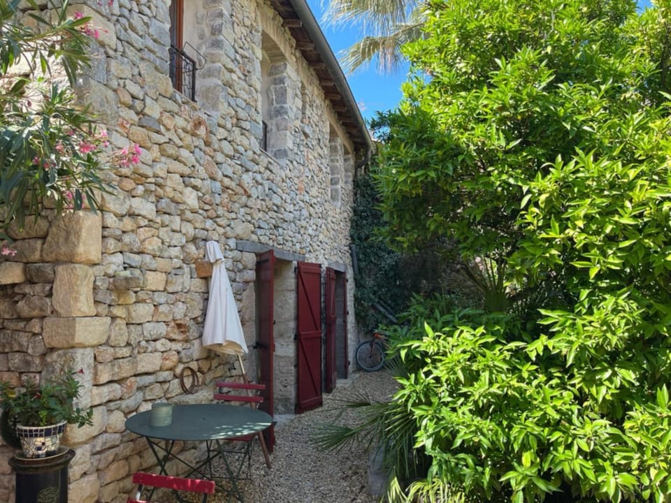 Property building, Garden, Balcony/Terrace
