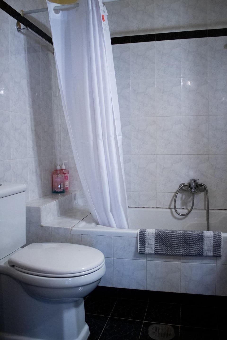 Shower, Toilet, Bathroom, Bath, towels