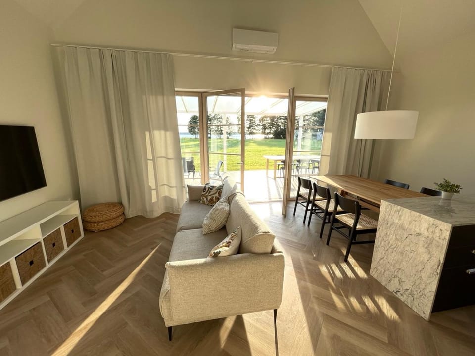 Communal lounge/ TV room, Living room, Seating area, Dining area, air conditioner