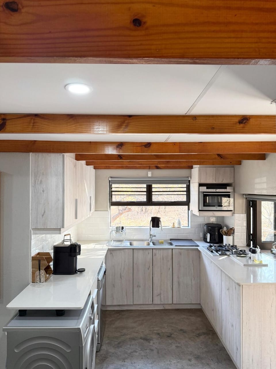 Kitchen or kitchenette, dishwasher, stove