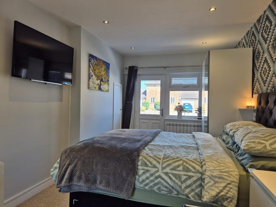 Bed, TV and multimedia, Bedroom, wardrobe