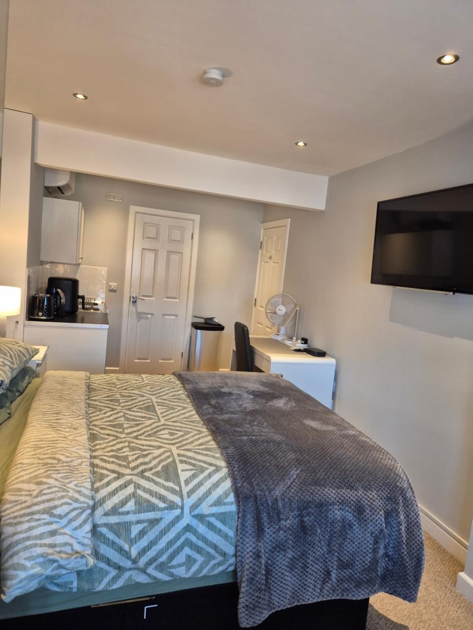 Bed, TV and multimedia, Bedroom