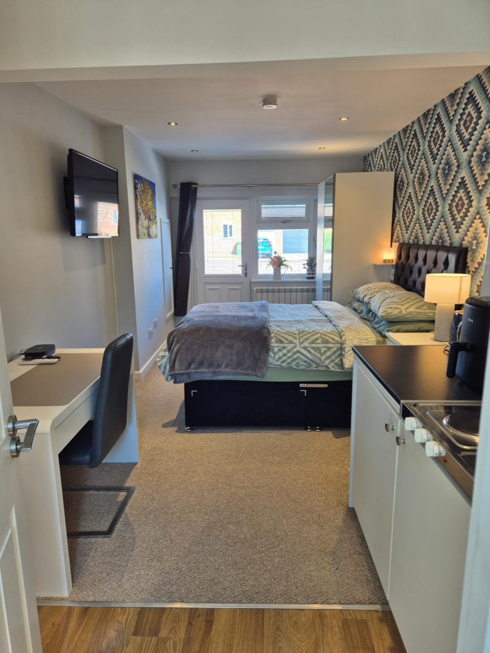 Bed, TV and multimedia, Bedroom