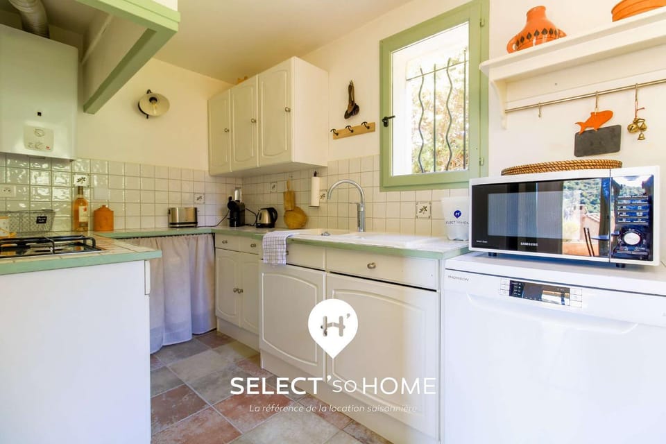 Kitchen or kitchenette, dishwasher, stove