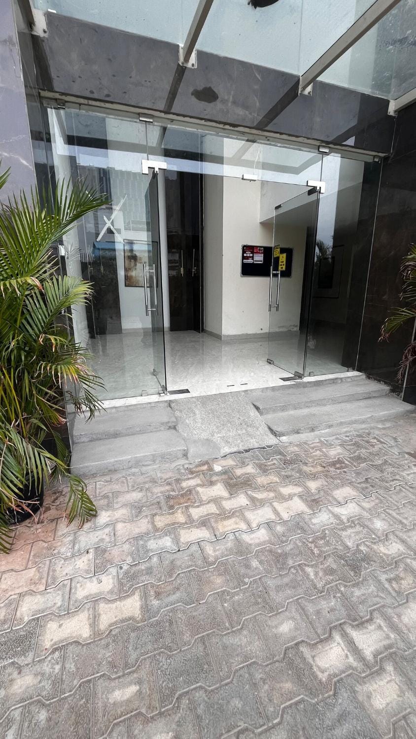 Facade/entrance