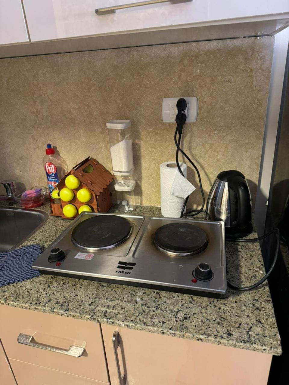 Coffee/tea facilities, Kitchen or kitchenette, stove