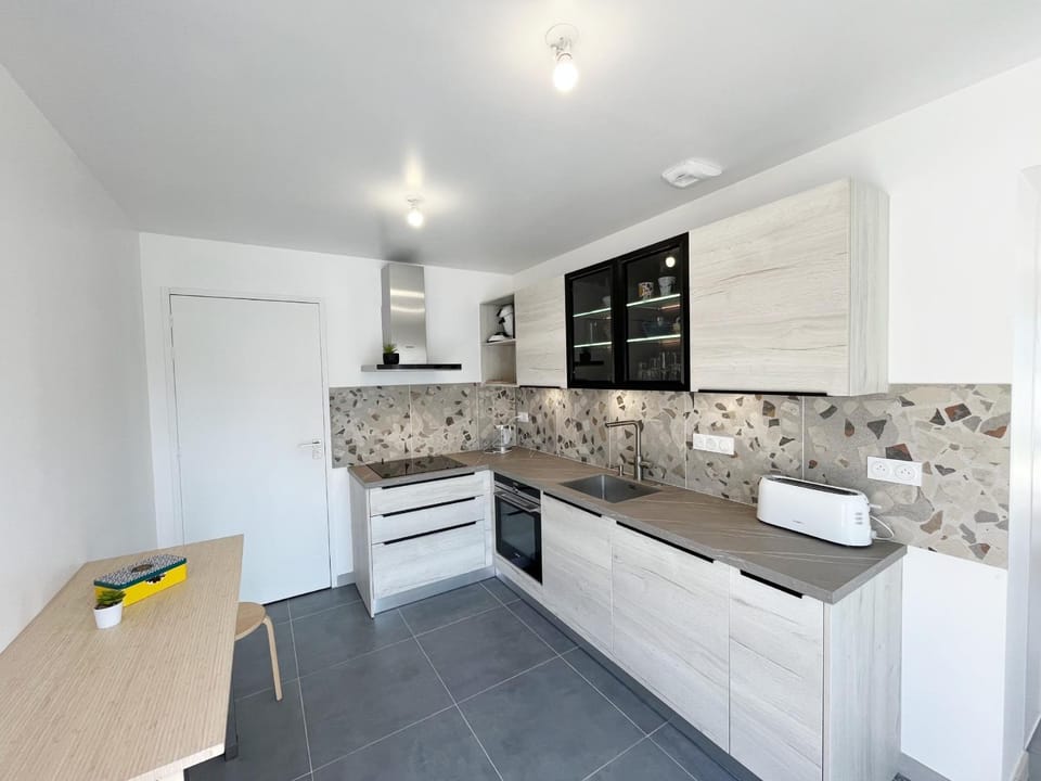 Kitchen or kitchenette