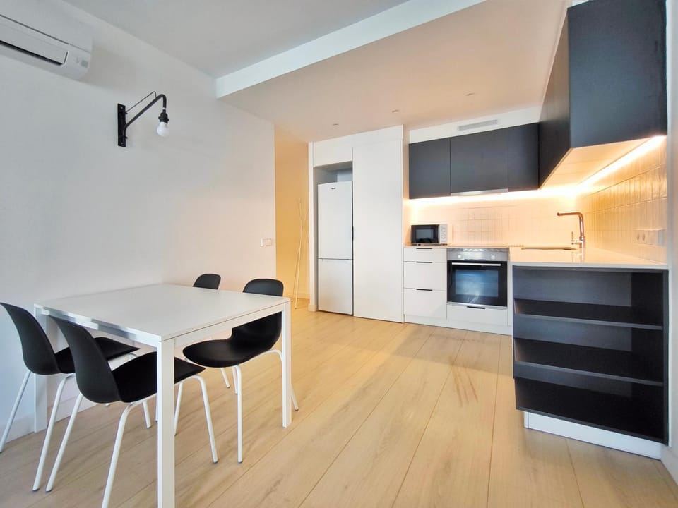 Kitchen or kitchenette, Dining area, oven