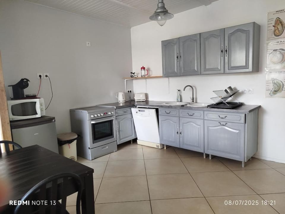 Coffee/tea facilities, Kitchen or kitchenette, dishwasher, oven, stove, toaster