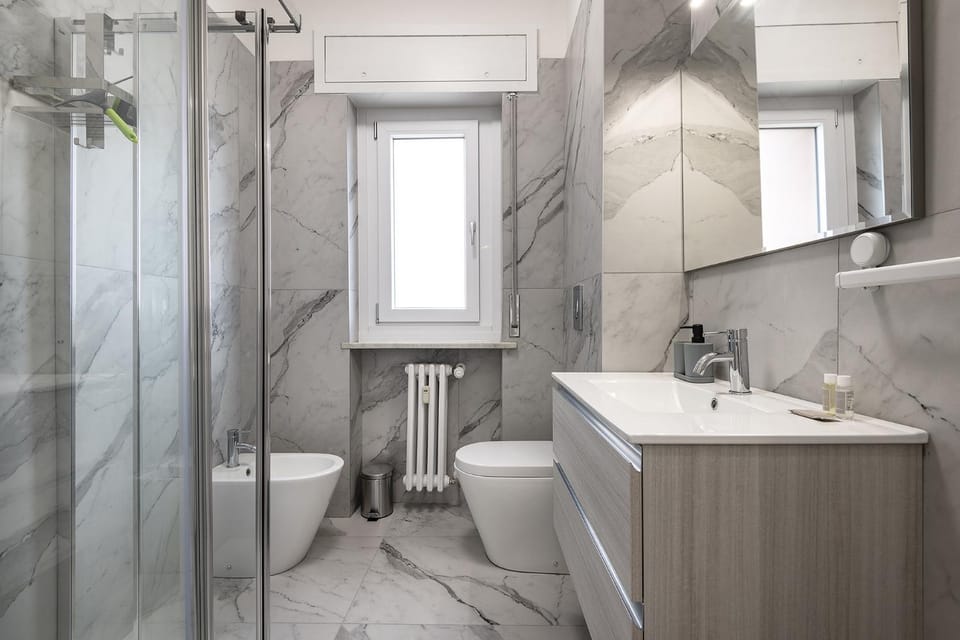 Shower, Toilet, Bathroom, bidet, towels