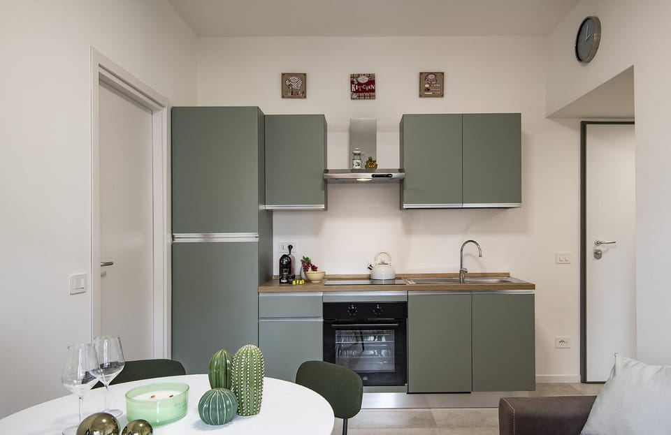 Kitchen or kitchenette, Dining area, oven, stove