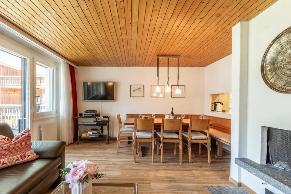 Communal lounge/ TV room, Living room, Seating area, Dining area, Evening entertainment