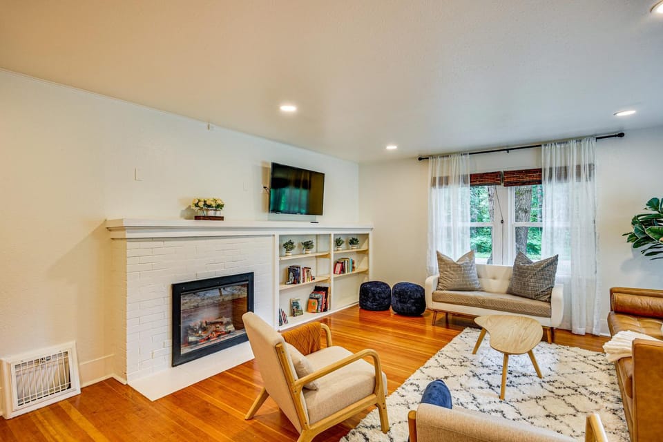 7 Mi to Mt Rainier NP: Home w/ Private Hot Tub! House in Washington