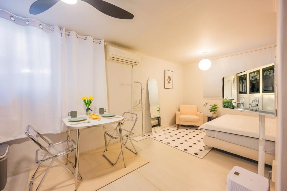 Bed, Seating area, Dining area, Bedroom, Meals