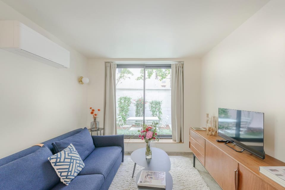 Communal lounge/ TV room, TV and multimedia, Living room, Seating area, air conditioner
