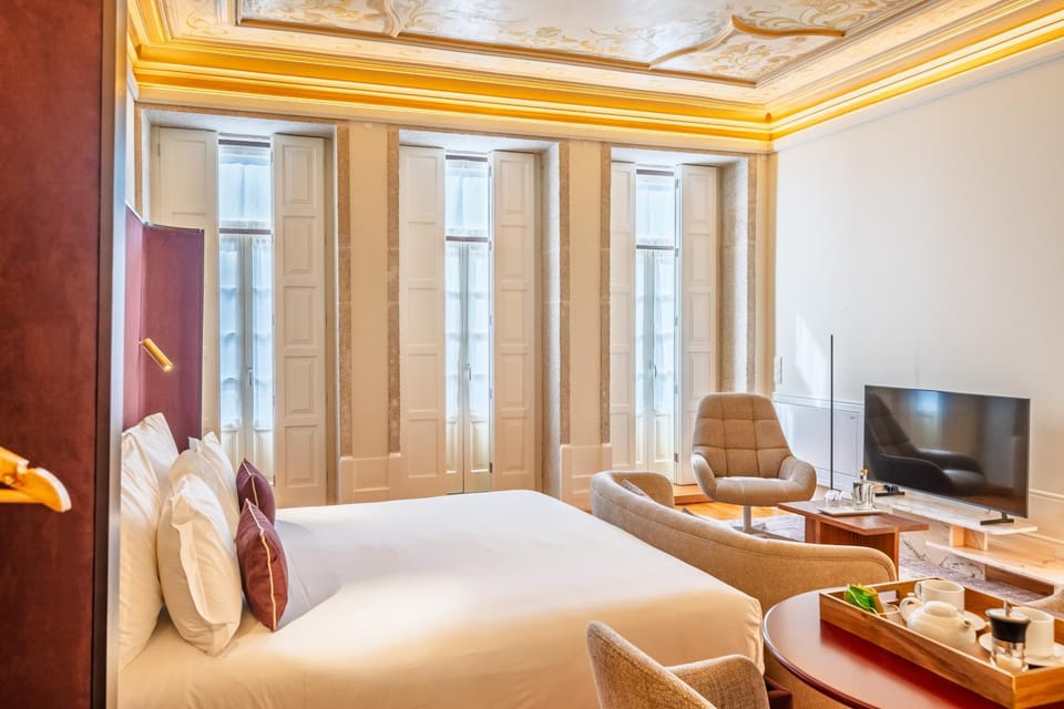 Bed, TV and multimedia, Evening entertainment, Bedroom