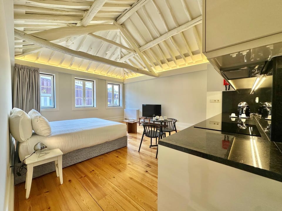 TV and multimedia, Kitchen or kitchenette, Photo of the whole room, Seating area