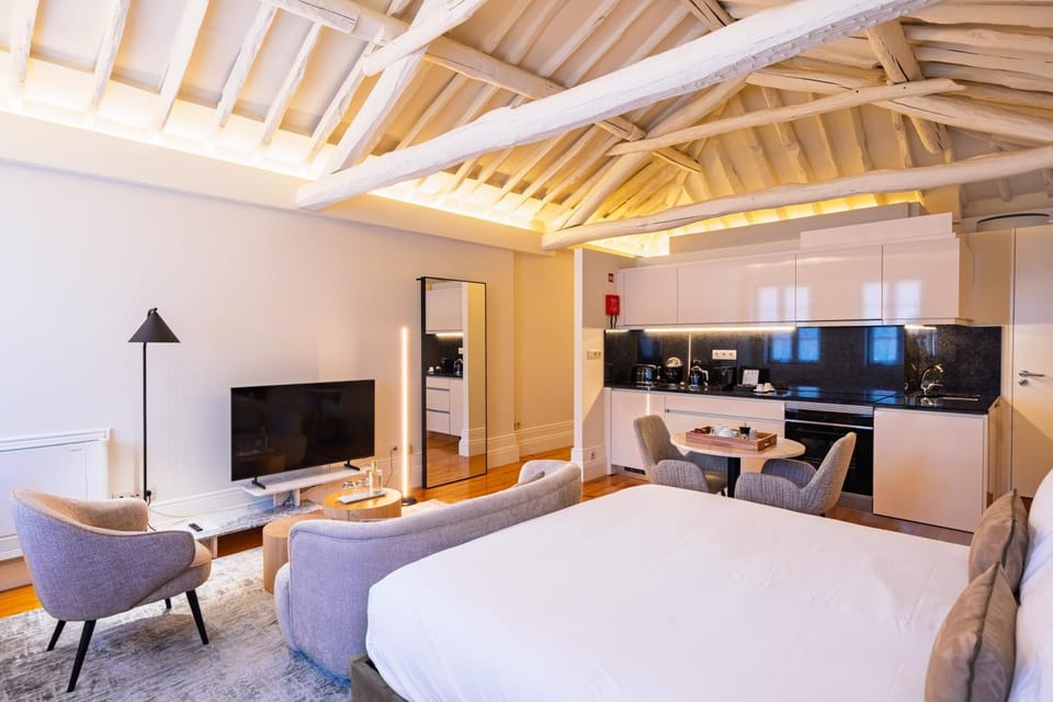 Communal lounge/ TV room, TV and multimedia, Kitchen or kitchenette, Living room, Photo of the whole room, Bedroom, minibar, oven