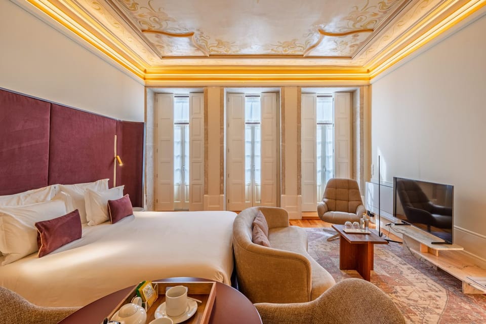 Bed, TV and multimedia, Living room, Photo of the whole room, Seating area, Bedroom