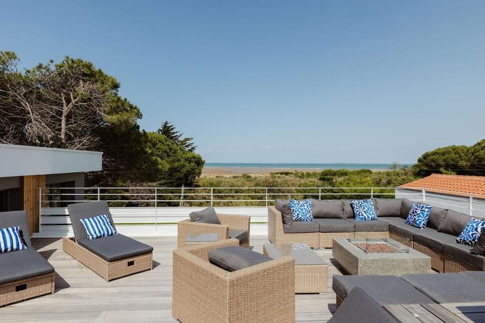 Villa XO 17 5 étoiles Ile d'Oléron 15 people Jacuzzi 50m de la plage vue mer vue marais Villa in Saint-Georges-d'Oléron