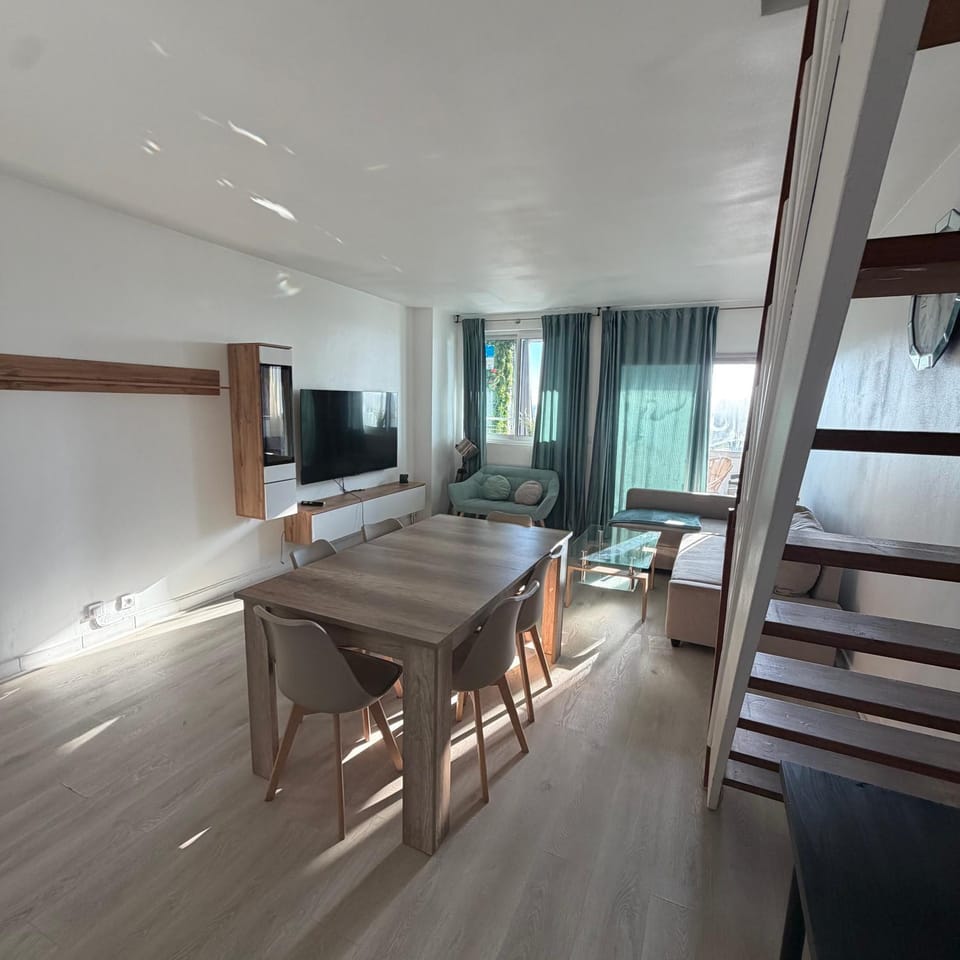Communal lounge/ TV room, TV and multimedia, Living room, Evening entertainment