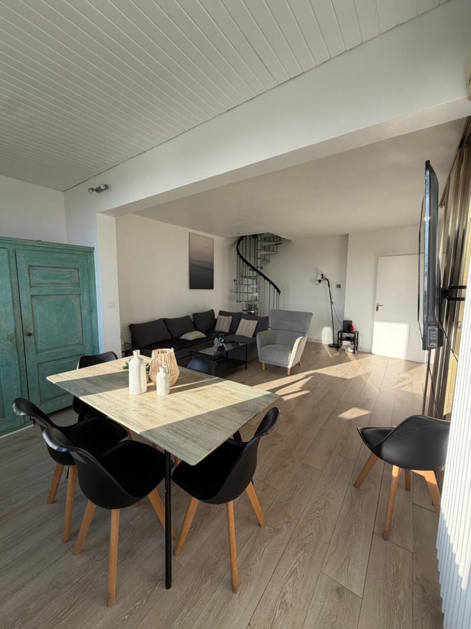 Living room, Seating area, Dining area