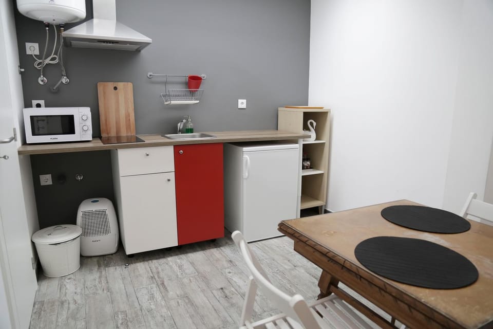 Kitchen or kitchenette, Dining area