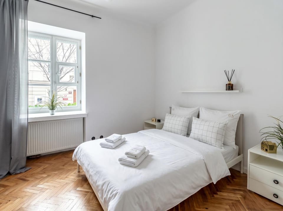 Bed, Photo of the whole room, Bedroom, towels