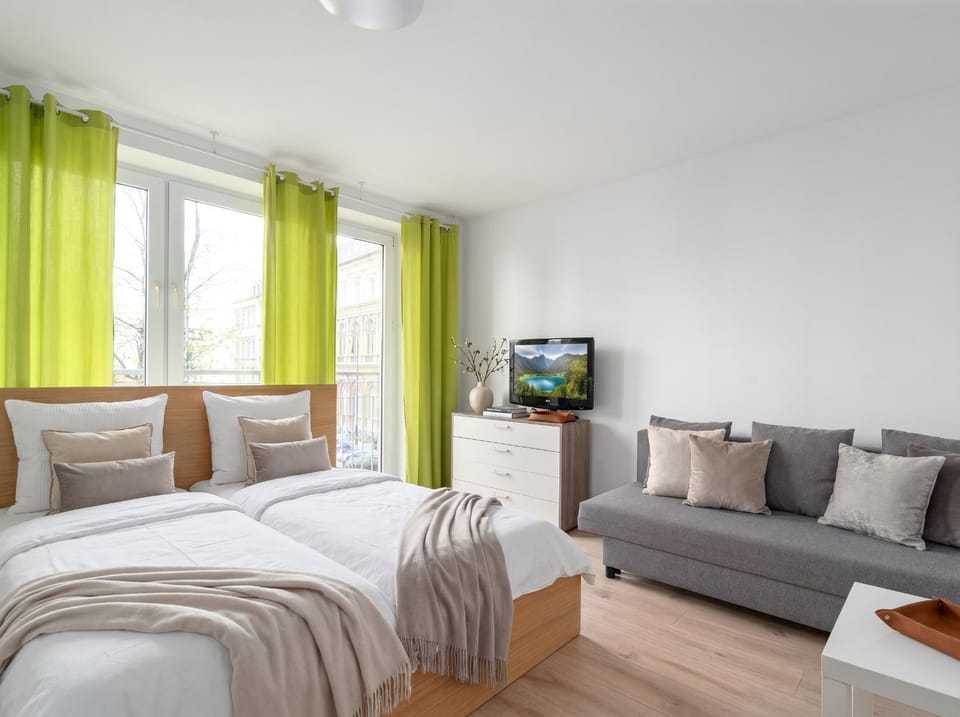 Bed, TV and multimedia, Living room, Photo of the whole room, Seating area, Bedroom