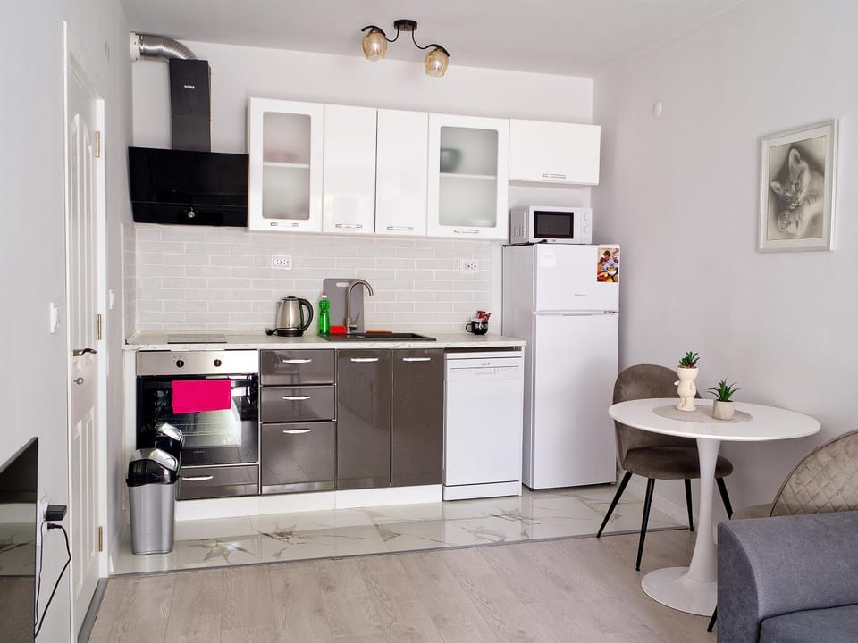 Coffee/tea facilities, Kitchen or kitchenette, Dining area, oven, stove