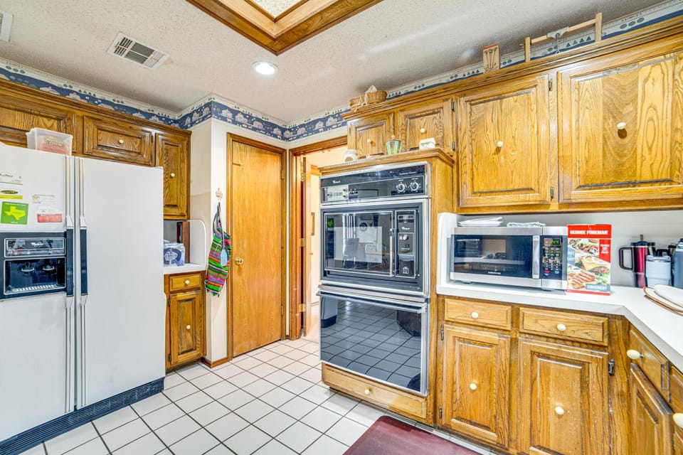 Pet-Friendly Home with Pool - 8 Mi to Central Plano! House in Allen